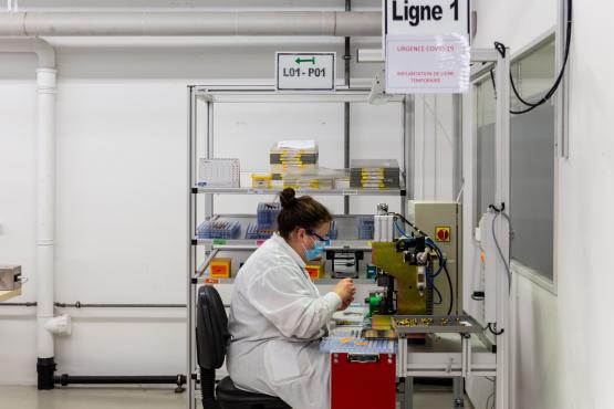 Depuis la fin du mois de mars, la ligne de production de la valve pour les respirateurs artificiels, produite par FAS Medic SA à Palézieux, est entièrement automatisée. Un moyen de répondre à la forte hausse de la demande. PHOTOS FAS MEDIC SA