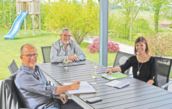 Le comité de L’Edelweiss de Semsales, composé notamment de Marc Colliard, Guy Vuichard et Barbara Prélaz-Jordil (de g. à dr.) a organisé une réunion de crise, le 17 avril dernier, pour mettre au point un plan de report des festivités du centenaire. DR