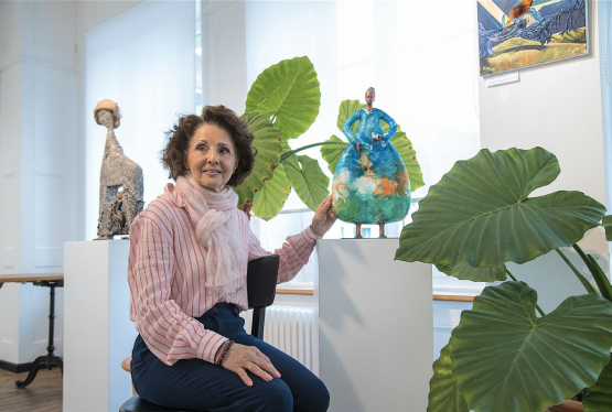 Tout est luxuriant dans la peinture de la native de Fribourg, les tropiques ne sont jamais loin, bien qu’elle n’y ait jamais vraiment voyagé. RÉGINE GAPANY