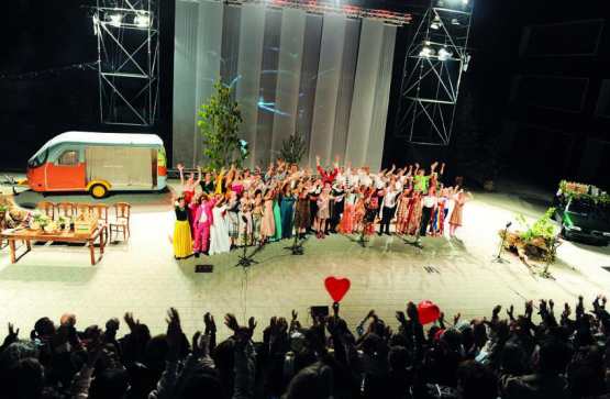 La troupe éCOlisée a présenté la dernière pièce de son histoire dans la cour du CO, devant un public conquis. MYRIAM LUISIER