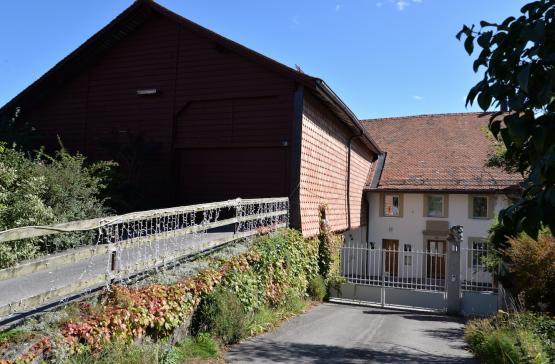 La bâtisse en question, située à la rue du Village à Essertes, serait rénovée pour accueillir une école primaire privée d’une trentaine d’élèves. CM