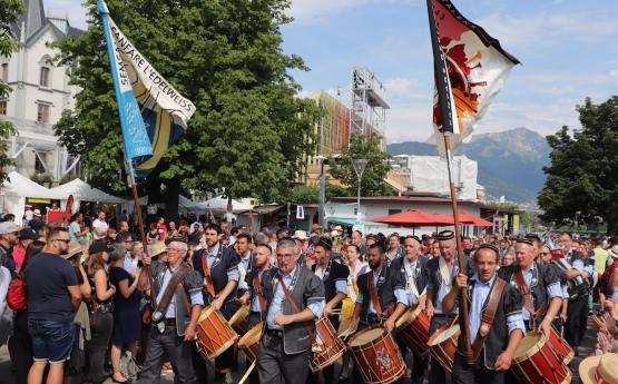 Les Fribourgeois se sont rendus en masse à Vevey, certains revêtus de leur plus beau costume. PHOTOS VJ