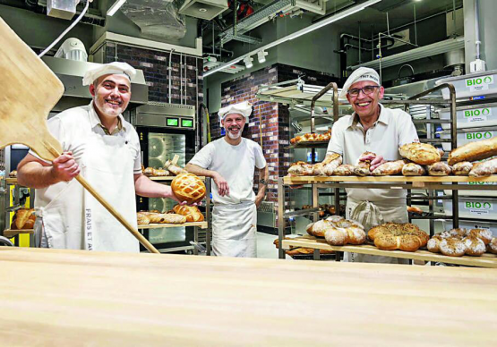 David Albarran, Michel Decobecq et Christian Roux (de g. à dr.) s’occupent de la boulangerie maison de la Coop de Châtel-St-Denis. COOP