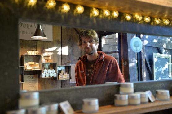 Gaëtan Matthey ouvre tous les mercredis sa petite boutique L’Arbre à savon, qui jouxte la maison familiale à Fiaugères. PHOTOS VJ