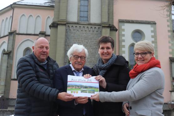 De g. à dr.: le syndic Gérard Buchs, l’historien Martin Nicoulin, la conseillère communale et présidente de la commission du livre Ursula Hugi et la secrétaire communale Florence Genoud Bailat sont fiers de tenir entre leurs mains le livre qui retrace l’histoire de St-Martin. VJ