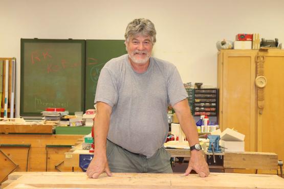 Jean-Claude Serex arpente, pour encore quelques jours, les couloirs de l’atelier de travaux manuels du collège d’Oron-la-Ville. VJ