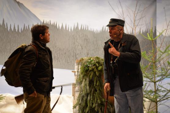 Jean-Marc Gobet et Jean-François Menoud (à dr.), du groupe patoisant Lè Takounè, interprètent deux braconniers dans Le roubati, écrit par Francis Brodard. VJ