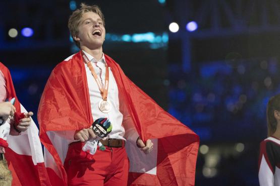 Jérémie Droz a décroché la médaille de bronze en menuiserie, a égalité avec un Autrichien. SWISSSKILLS