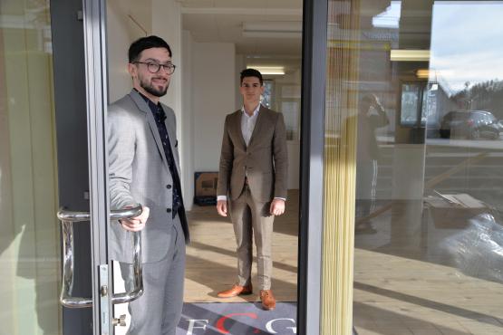 Depuis cinq ans, Jeremy Vaccher et Yunus Duque effectuent leur carrière professionnelle en parallèle. Ils ouvrent ensemble un bureau FCG à Châtel-St-Denis. VJ