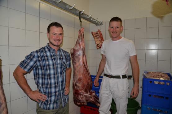 Jonas Porchet et Vincent Jordan (de g. à dr.) ont récemment créé Jorat Viandes S.àr.l. afin de commercialiser, entre autres, de la viande de sanglier. CM