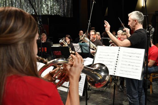 Sous la direction du chef d’orchestre Jean-Claude Bloch, les musiciens doivent jouer, en accord avec le film projeté, «à la seconde près». CLAUDE LAVANCHY