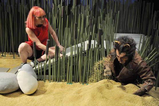 Zackarina, campée par Fanny Künzler, se pose des questions existentielles. Pour y répondre, elle trouve de l’aide auprès du loup des sables, une créature fantastique interprétée par Pierre Spuhler. ISABELLE DACCORD