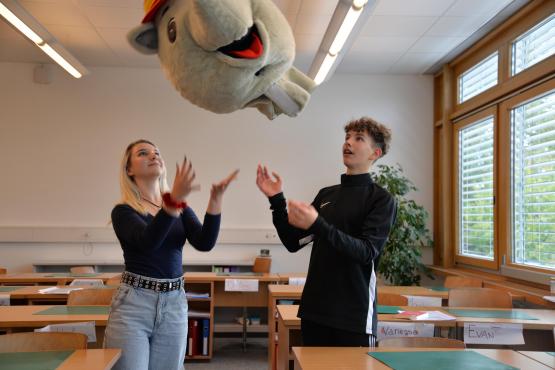 Les Bossonnensois Lucie Menoud et Arno Pugin jouent dans Rhinocéros, le nouvelle pièce de la troupe du Cycle d’orientation de la Veveyse. VJ