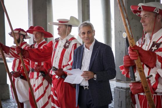 Vendredi dernier, à Vevey, le président de Ma FeVi François Pugliese a signé l’acte fondateur de l’Association des amis de la Fête des vignerons. CÉLINE MICHEL/MA FEVI