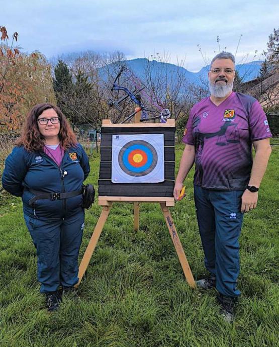Anne et Georges Kraftsik avec un arc à poulie. LEÏLA KRAFTSIK