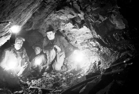 Deux ans avant la fermeture définitive des mines de charbon de St-Martin, le photographe bullois Simon Glasson a réalisé plusieurs clichés dans les galeries, au plus proche des mineurs. PHOTOS GLASSON, MUSÉE GRUÉRIEN, BULLE