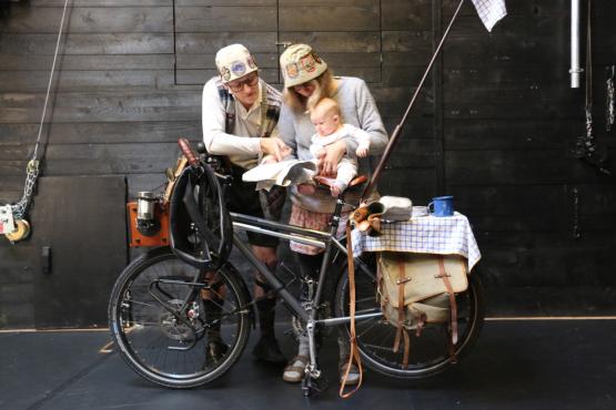 A vélo, Mirabelle, Morgane et Jean-David L’Hoste partiront, le 11 juillet prochain, pour une aventure théâtrale dans toute la Suisse. DR