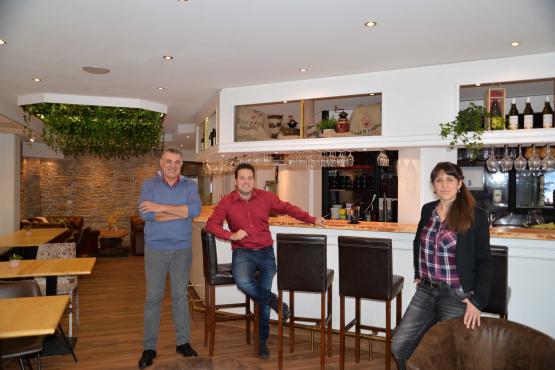 De g. à dr.: Le propriétaire Jean Molina, de Châtel-St-Denis, accompagné des nouveaux gérants Mathieu et Francine Grandjean, de Palézieux. CM