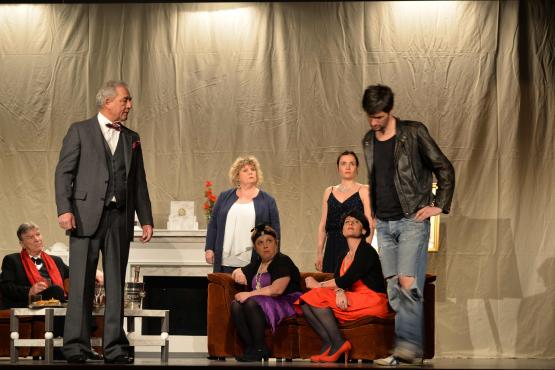 Une soirée de réveillon se voit perturbée par la présence d’un sans-abri, tel est le pitch de la nouvelle pièce des Perd-Vers. VJ