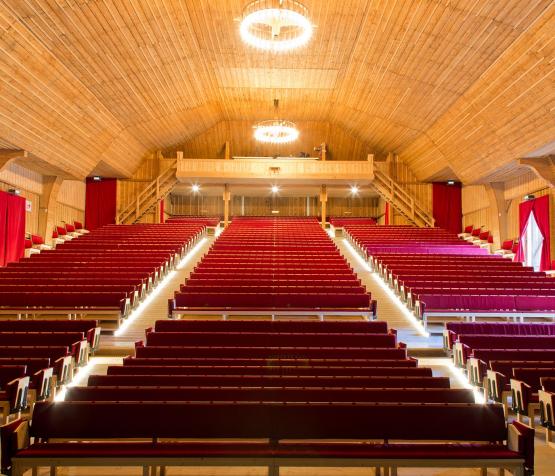 Il faudra attendre au minimum le début du mois de septembre pour voir les bancs du Théâtre du Jorat retrouver leur public. THÉÂTRE DU JORAT
