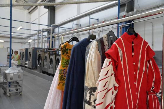 La blanchisserie officielle de la Fête des vignerons, gérée par la société Les Nettoyeurs MCC, s’attend à devoir nettoyer 2000 pièces par jour. Chaque pièce sera munie d’un QR code et rattachée à une personne. PHOTOS VJ