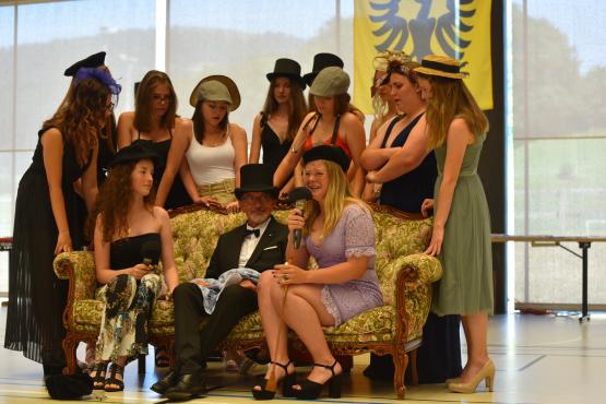 Le directeur Jean-Daniel Nanzer, à la veille de sa retraite, voyant les surprises se succéder, est chaleureusement remercié par toute la communauté éducative et par les autorités. PHOTOS MMS