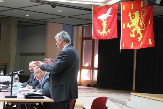 Les syndics d’Essertes et d’Oron René Delessert et Philippe Modoux (debout) étaient côte à côte pour plaider en faveur d’une union entre leurs deux communes. VJ