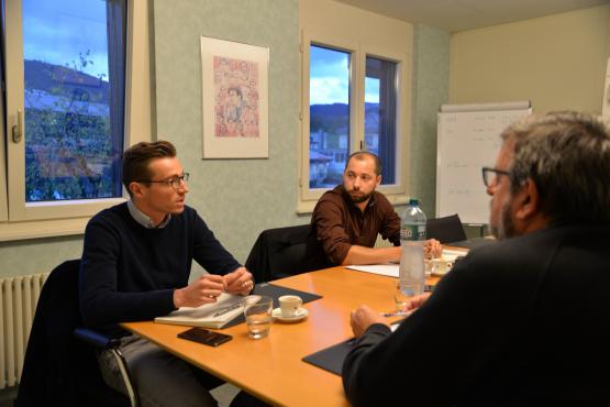 Le second tour s’annonce serré entre le socialiste Romain Richard (à g.), arrivé en tête dimanche, et Yoan Hunziker, PLR, UDC et indépendants de centre droit (à dr.). CM