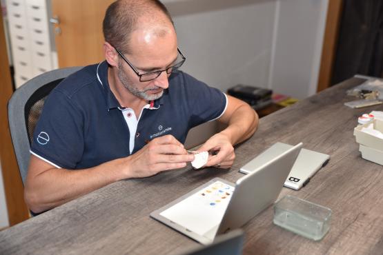 Le travail du technicien dentaire qui entend dorénavant offrir un nouveau sourire au patient. MMS