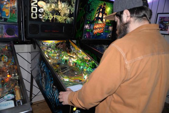 Une quarantaine d’amateurs de flipper se sont retrouvés, le week-end dernier, lors de la réouverture de Shoot again, club à Fiaugères. CM