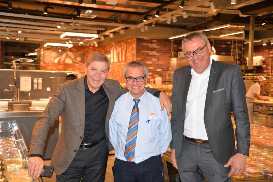 Le directeur de Coop Suisse romande Sissigno Murgia, le gérant de celle de Châtel-St-Denis Carlos Rico et le chef de vente pour les cantons de Fribourg et de Vaud Thierry Boudol (de g. à dr.). CM