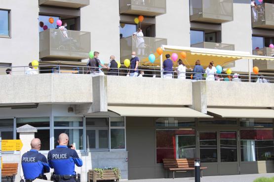 Les résident de la Maison Saint-Joseph à Châtel-St-Denis ont participé hier à une grande action collective organisée par le service d’animation, en signe d’espoir face à la crise du coronavirus. Banderoles, concert, lâché de ballons: l’ambiance se voulait positive, tout en respectant les règles sanitaires.