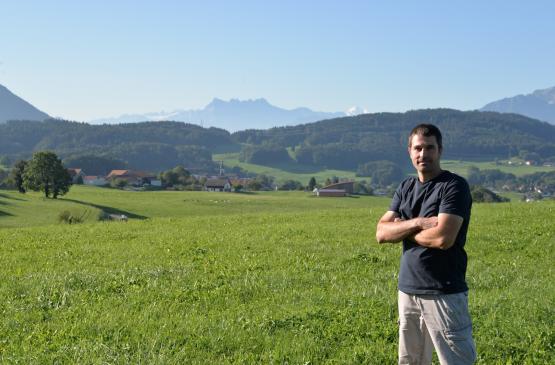De chez lui, le nouveau syndic de Remaufens Stéphane Dorthe a une vue imprenable sur son village. CM