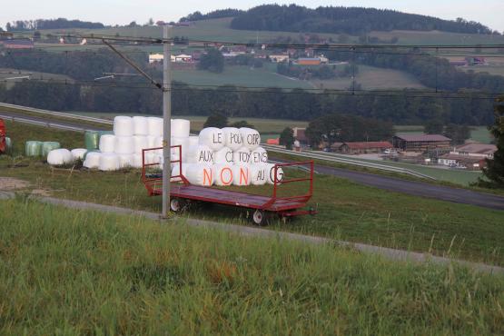 En vue de la votation sur l’introduction d’un Conseil général à Granges, le 27 septembre, des affichent et des slogans sur des balles rondes sont apparus dans le village. VJ